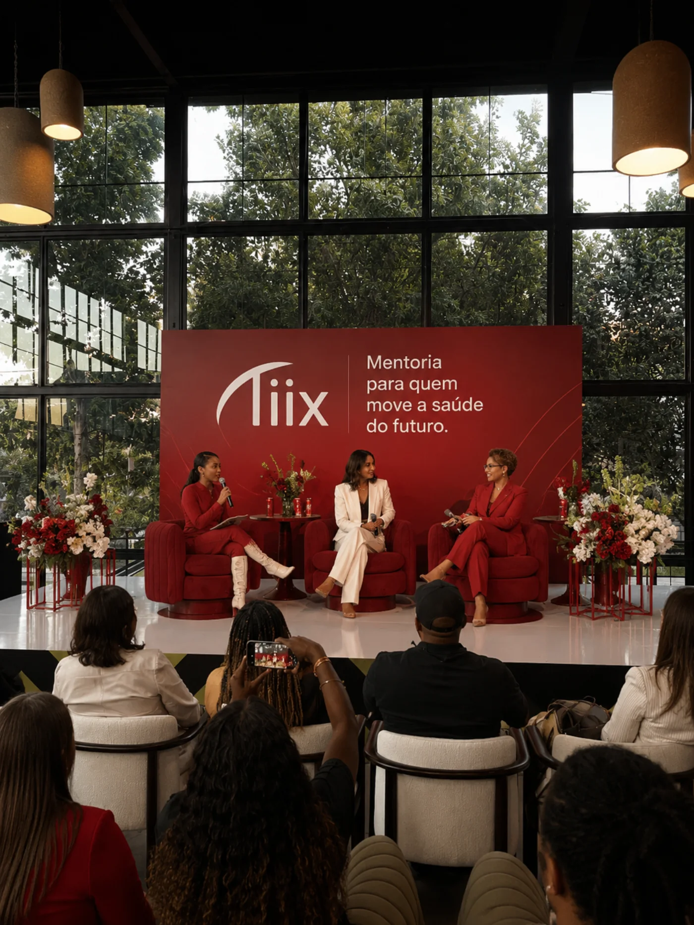 Pessoas reunidas em uma experiência de saúde e comunidade TIIX